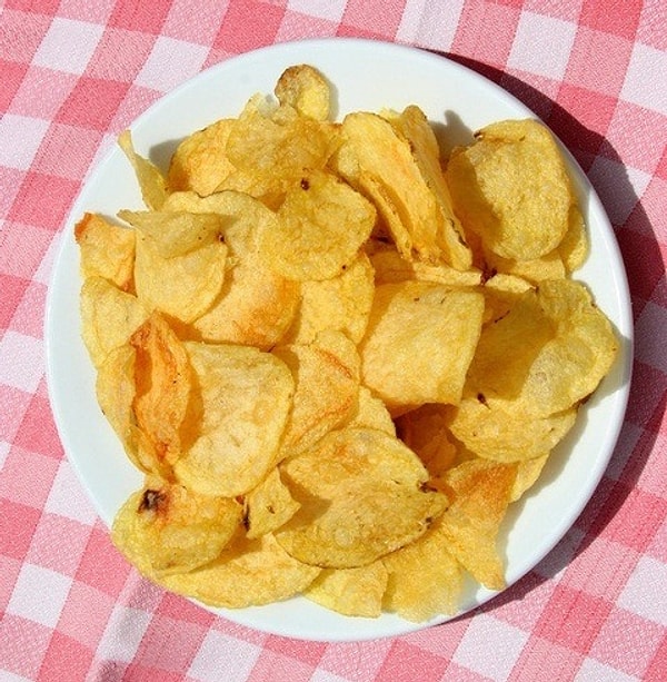 8. Вы с другом едите чипсы, но вот на тарелке осталась только одна штучка. Что вы сделаете в такой ситуации?