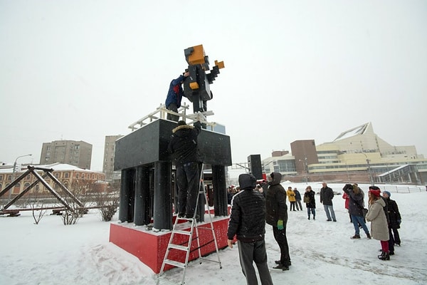 4. Горожане могут полюбоваться скульптурой на площади перед музеем современного искусства «Площадь мира»