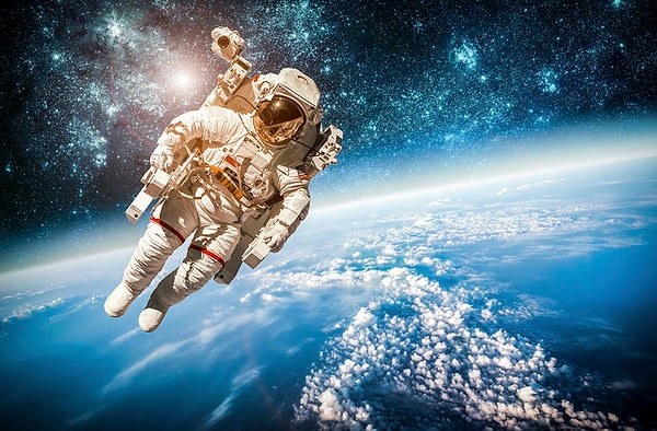 12. Как звали первого космонавта, вышедшего в открытый космос?