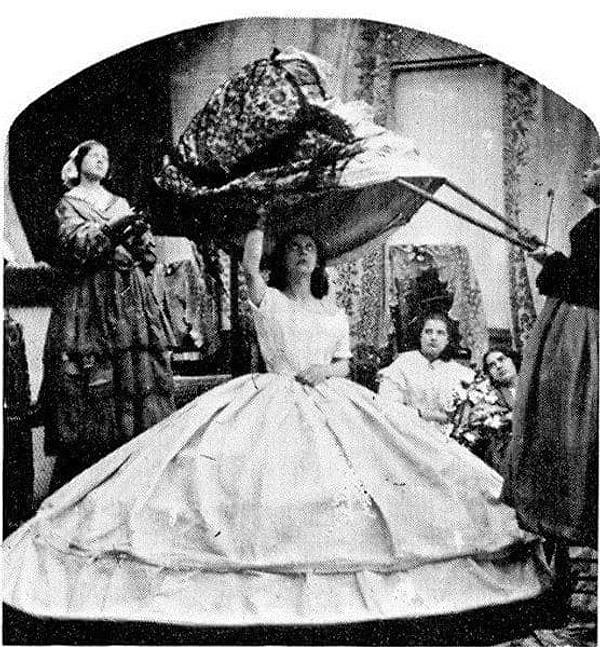 7. 1860'lı yıllarda elbiseler artık o kadar genişlemişti ki, kadınlar kapıdan geçmekte zorlanıyorlardı.