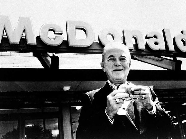 14. Рой Крок купил McDonald's в возрасте 52 лет и сделал его самым знаменитым брендом фастфуда во всем мире. А до этого он работал коммивояжером, пианистом в джазовом ансамбле и агентом по продаже недвижимости.