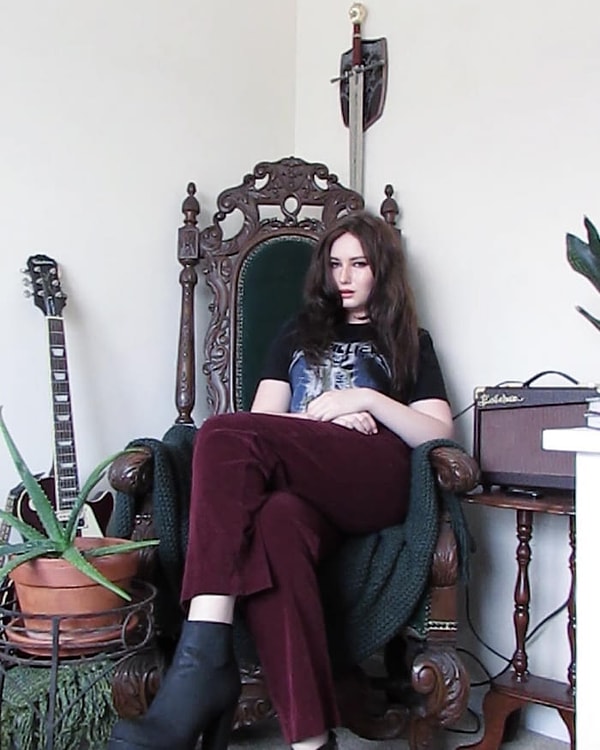 5. Несмотря на то, что девушка невероятно похожа на Лоуренс, она не является ее фанаткой.