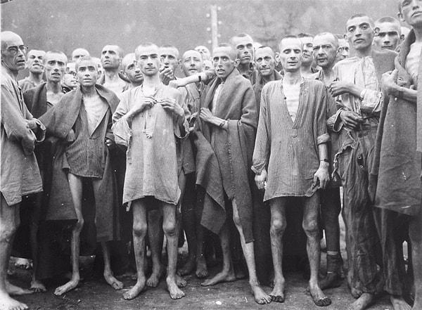 1. Alman yasalarına göre holokostu inkar etmek suç ve 5 yıla kadar hapis cezası var.