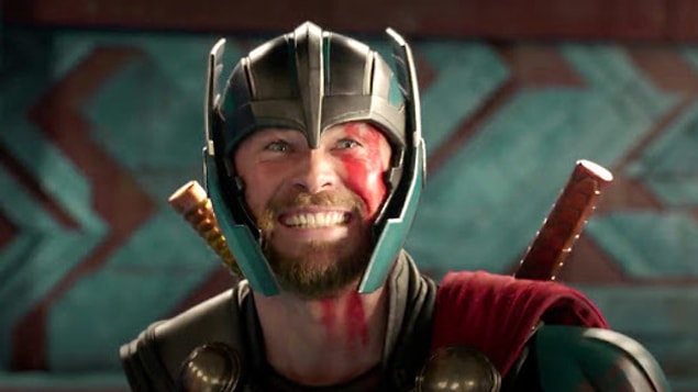 4. Thor: Ragnarok filmindeki Thor’un Hulk’ı gördüğü zaman söylediği “Tanışıyoruz biz! İş arkadaşım o” satırı, seti ziyarete gelen küçük bir çocuk tarafından tavsiye edilince senaryoya eklenmiş.