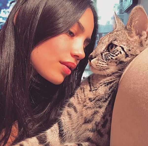 5. Ирина Шарипова любит проводить время с кошками.