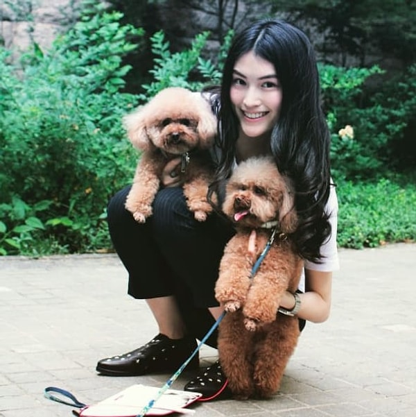 10. Суи Хэ на прогулке с собаками 👇🐶