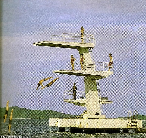 6. Люди прыгают с вышки на пляже города Вонсан.