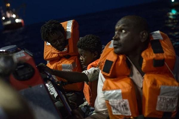 Avrupa'ya ulaşan mülteci sayısı son dönemde yıllık ortalama 100.000'i geçti. Bunlardan en az 3.000'i denizde boğularak hayatını kaybetti. Yola çıkan mültecilerin hemen hepsi Libya kıyılarından bu ölüm yolculuğun başlamıştı.