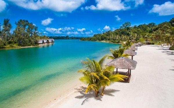 Yaklaşık 80 kadar çeşitli ada silsilesinden oluşan Vanuatu, sıcak iklimi ve insanı kendine hayran bırakan doğal güzellikleriyle ön plana çıkıyor.