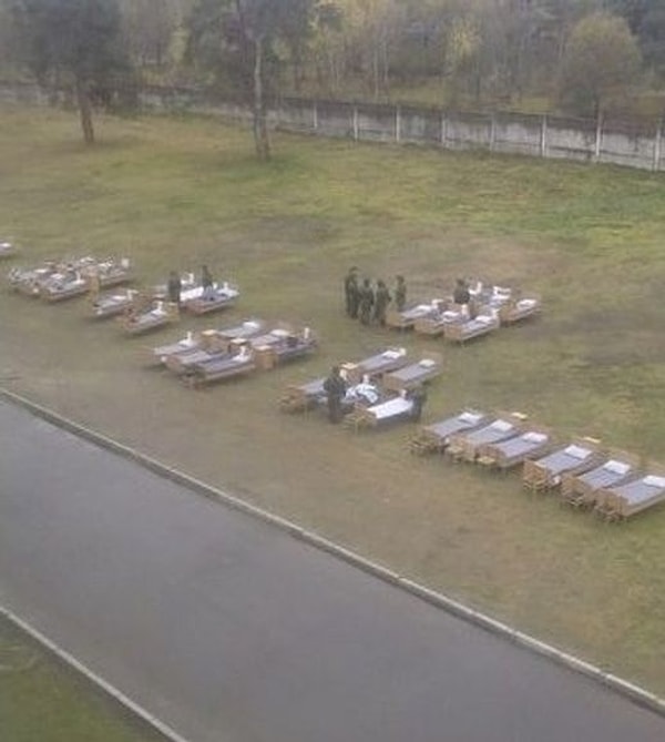 4. Если отряд проштрафился, к нему применяют интересное наказание: по свистку солдаты должны вынести все вещи из казармы, а затем так же по свистку занести обратно. Чаще всего это происходит в 4 утра.