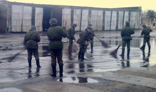 6. Не самый эффективный способ подмести плац