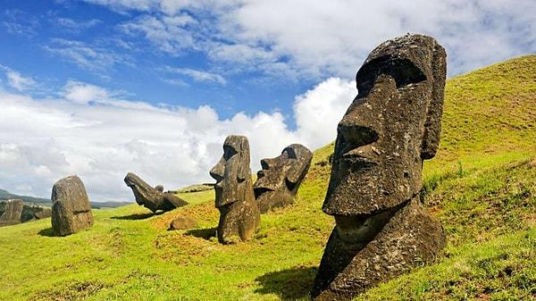 Moai diye adlandırılan bu devasa heykeller, en az Mısır Piramitleri kadar gizemli.