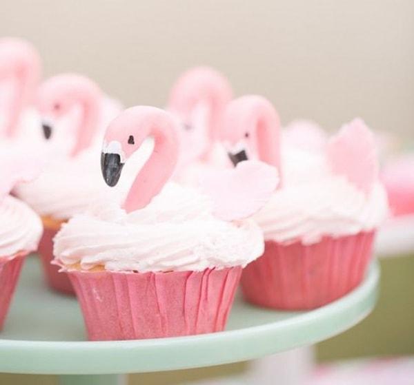 2. Flamingo moda olmuş madem cupcake'i yapılmazsa olmaz. Yalnız bayağı havalı durmuyor mu?