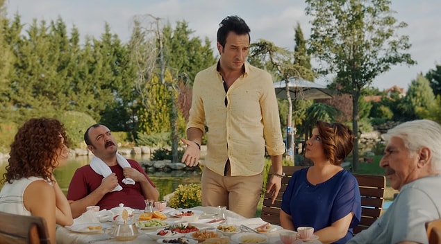 Olumsuz kısımları yok mu, elbette var. Hikayenin ilginçleşmesi adına birkaç tesadüfün abartı derecesinde olması sırıtıyor.