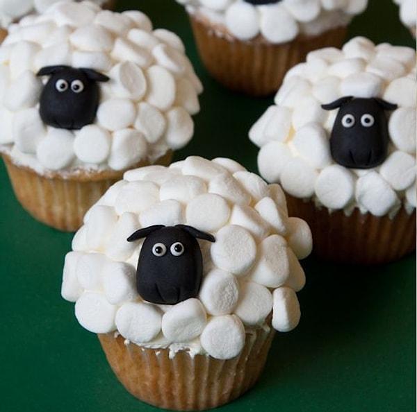 12. Minik marshmallowlar'la kekinizi ufak koyunlara dönüştürebilirsiniz😍