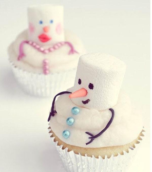 21. Bir adet marshmallow'la neler yapılır? Kardan adam cupcake'i...