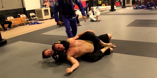 Vücut Geliştiricisi, Jiu-Jitsu Siyah Kuşak Sahibi Sporculara Meydan Okudu