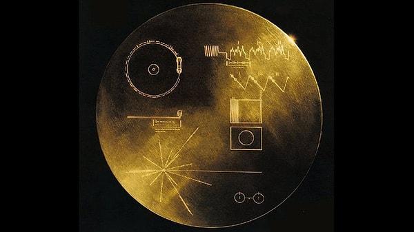 Voyager 1'i hatırlamayanlar için,  yıldızlar arasında dolaşırken rastgelebileceği 'varlıklara' mesaj taşıdığı üzerindeki altın plakayla ünlüydü.
