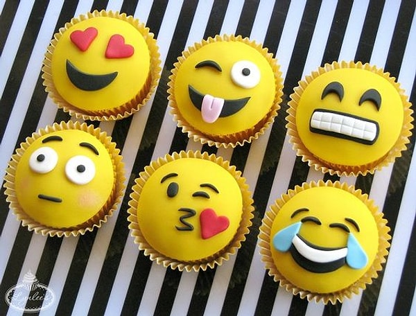 5. Эмодзи - наше все. Мы уже просто не мыслим жизни без них! А как же иначе выражать эмоции?