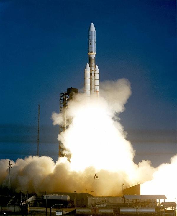NASA'nın Voyager 1 uzay aracı, yerel saatle 08:56'da 5 Eylül 1977'de Florida'daki Kennedy Uzay Merkezi'nden Titan / Centaur-6 araçlarının üstünden fırlatılmıştı.
