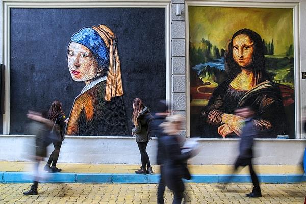 Vermeer'in 'İnci Küpeli Kız' ve Leonardo Da Vinci'nin 'Mona Lisa' tablolarıyla,