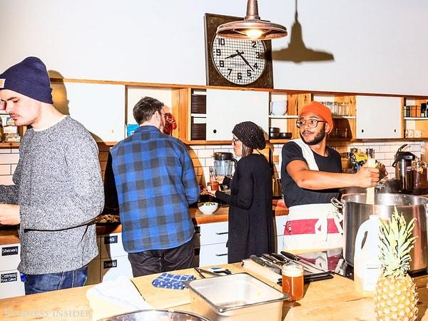 16. Kickstarter genel merkezinin sosyalleşme alanı ise mutfak. Her Perşembe bütün çalışanlar bir araya gelip bir aile gibi yemek yiyor.