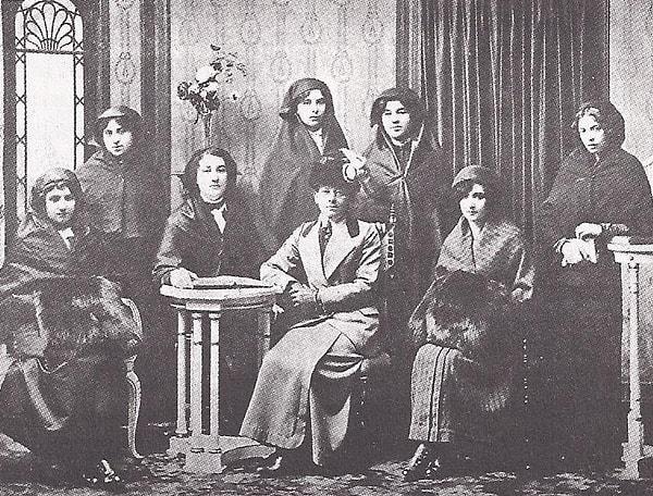 6. Kadınlar ilk olarak ‘ücretli işçi’ statüsüyle 1897 yılında çalışma hayatına girdiler.