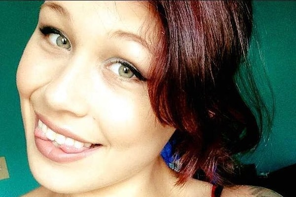 5. У Галлингер уже были многочисленные татуировки на теле, она сделала себе раздвоенный язык, но с тату на глазное яблоко все пошло не так.