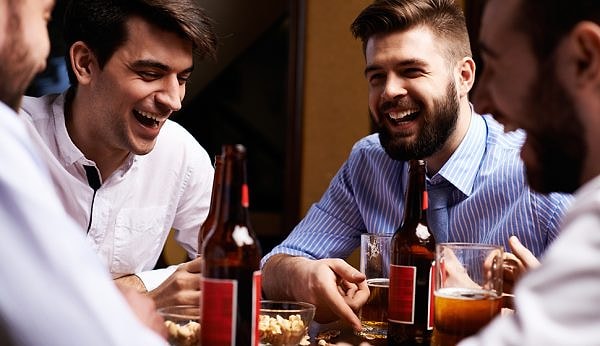 1. Он сообщает вам: «В пятницу мы с Максом идем в бар смотреть матч «Барселоны» ⚽️. Ты: