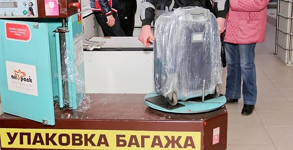 3. В аэропорту багаж советского гражданина был виден издалека, ведь чемоданы наглухо заматывали в плёнку