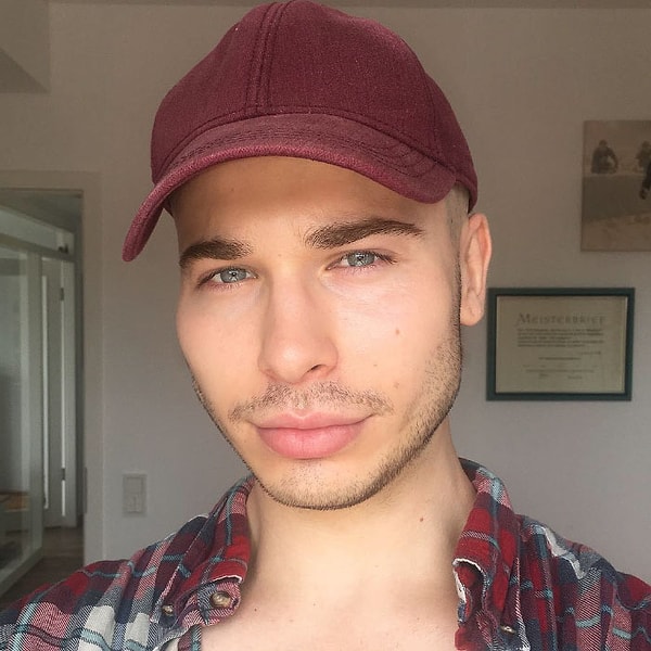 Это визажист из Манчестера - Эллиот Джозеф Ренц, более известный под псевдонимом Алексис Стоун. С помощью макияжа он может превратить себя в любую знаменитость. И вот его лучшие работы...