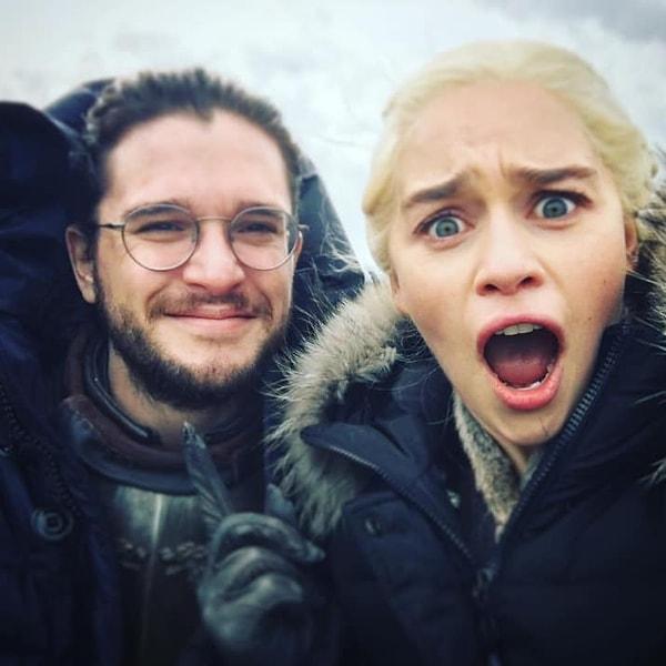 1. Daenerys ve Jon Snow sonunda bir araya geldikleri için ''oldukça mutlu'' pozu verirken...