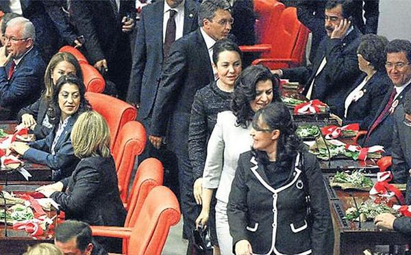 Türkiye’de kadın parlamenterler sadece %13,9’luk bir yer tutarak ortalamanın da altında kalıyor.
