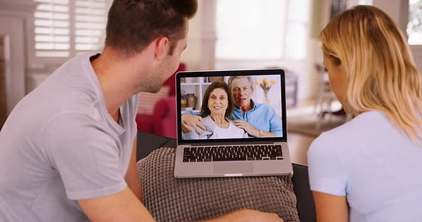 15. Когда сегодня ваши родители звонят по Skype, они наверняка разговаривают ОЧЕНЬ громко...