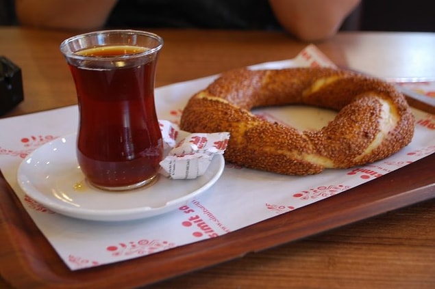 4. Simit ve çayın aşkı sokakların her yerinde gezinir.