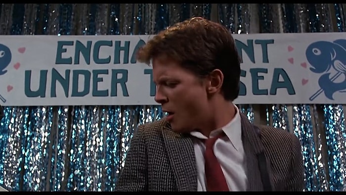 Def Leppard'ın 'Pour Some Sugar On Me' Şarkısı Eşliğinde 75 Farklı Filmden Müzik Grubu Görüntüleri