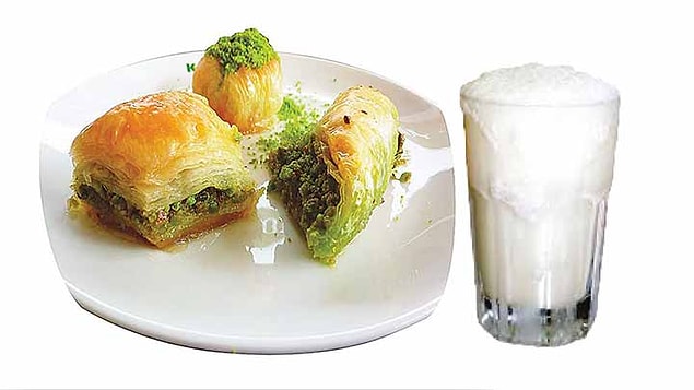 7. Baklava ve ayranı ilk kez duyan "Yok artık!" demiş bir bağımlıdır şimdi.
