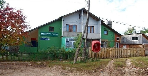 1. Да-да, это один дом. В одной части живёт обычная семья, а в другой — почта соседствует с банком.