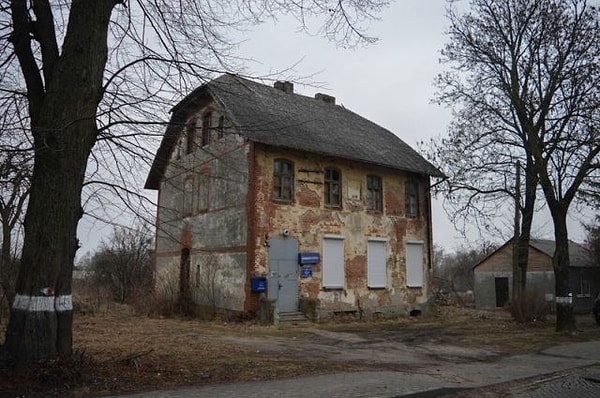 3. На этом раритетном доме даже табличку разглядеть можно с трудом.