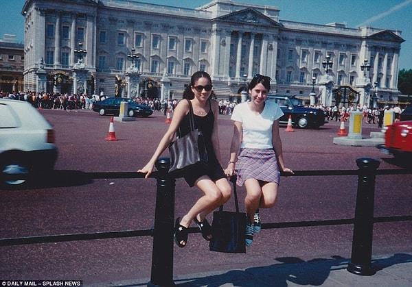 Şimdi gelelim olay olan fotoğrafa. Bu fotoğraf Meghan 15 yaşındayken Buckingham Palace önünde çekildi. Şu an internet dünyasının aklındaki en büyük soru: Bütün bunlar planlı mıydı?