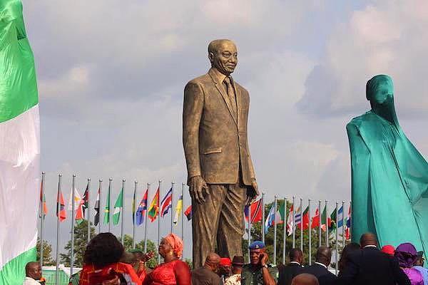 Bu, Okorocha'nın son dönemde aldığı ilk tartışmalı karar değil. Vali bu yıl başında da, Nijerya'nın güneydoğusundaki eyaletle hiçbir bağı olmayan Güney Afrika Cumhurbaşkanı Jacob Juma'nın heykelini yaptırmıştı.