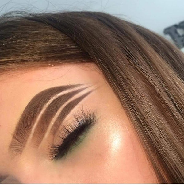 2. Не верите? Тогда как вам эти брови в стиле Adidas и Nike?