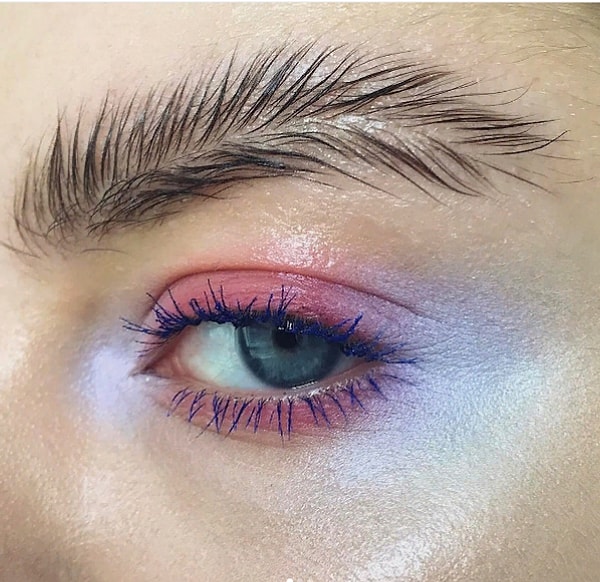 6. И брови-перышки