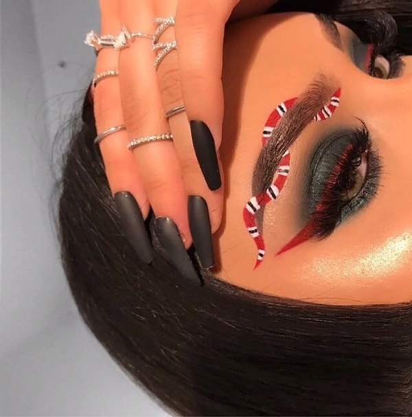 7. В сентябре Инстаграм покорили брови-змейки от Гуччи