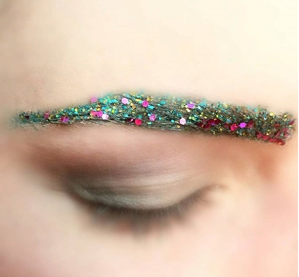 9. Брови с блестками? Серьезно?
