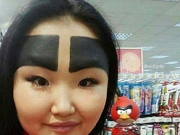 13. В общем, в 2017 году было совершено множество бьюти-преступлений против бровей. Надеемся, что 2018 будет лучше