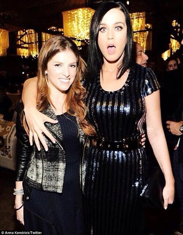 6. Кэти Перри решила пощупать грудь Анны Кендрик. Вы только посмотрите на лицо Кэти! 😂