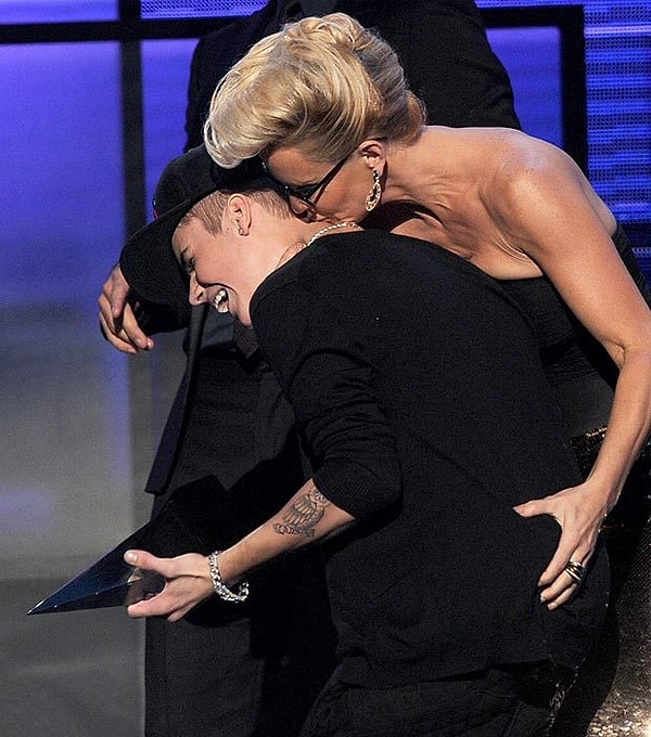 4. Актриса Дженни Маккарти и Джастин Бибер. ОМГ, что они делают? 😳