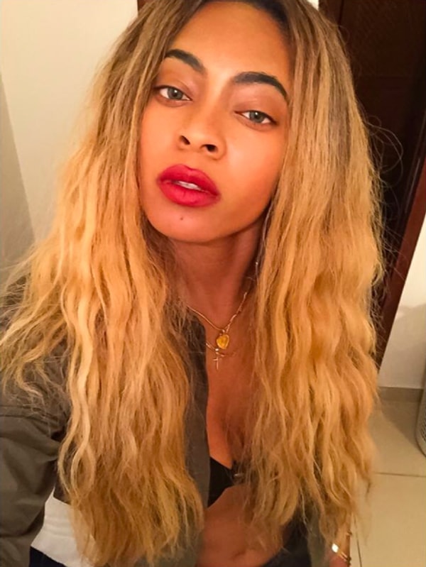 Некоторые, полагая, что девушка и есть Бейонсе, преследуют её на улицах и даже просят с ними сфотографироваться.