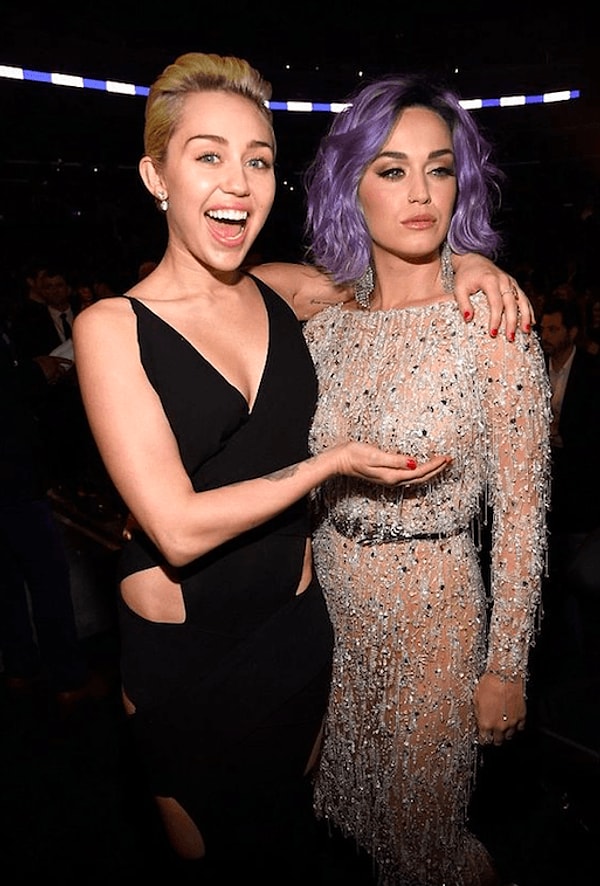 12. Майли Сайрус дурачится с Кэти Перри